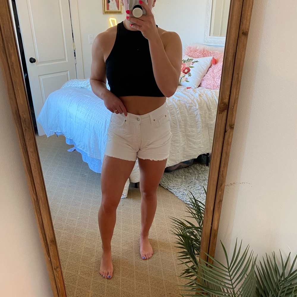 WHITE LEVI SHORTS!!